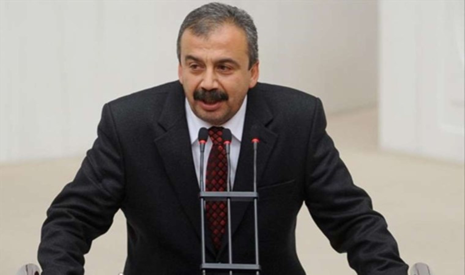 sirri-sureyya-onder-kimdir-sirri-sureyya-onder-neden-oldu-sirri-sureyya-onderin-esi-kim-jaK6C7Ks.jpg