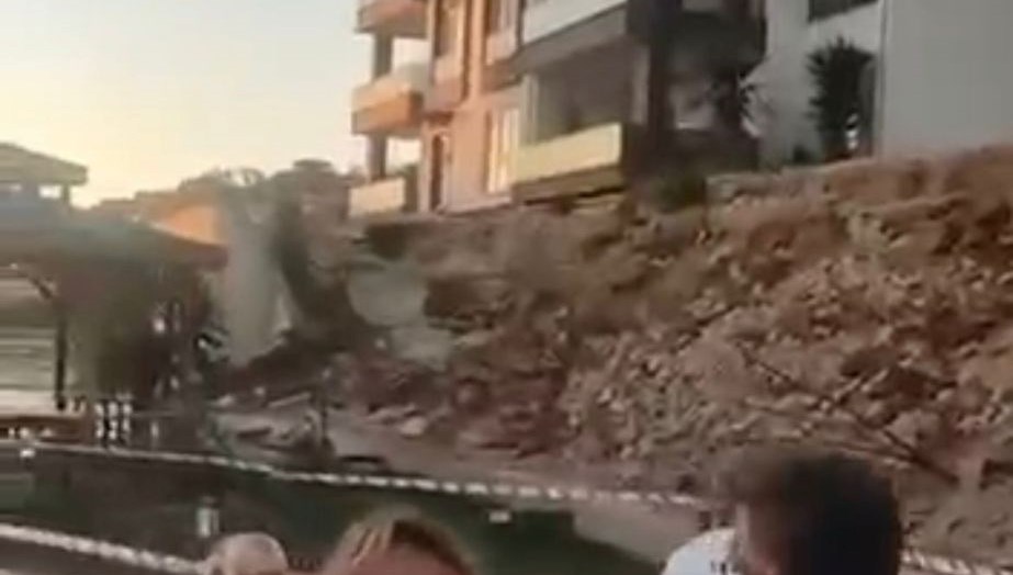 Bursa’da yeni sitenin istinat duvarı çöktü