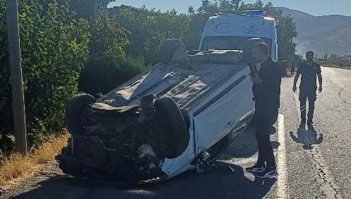 Elazığ’da otomobil takla attı: 3 yaralı