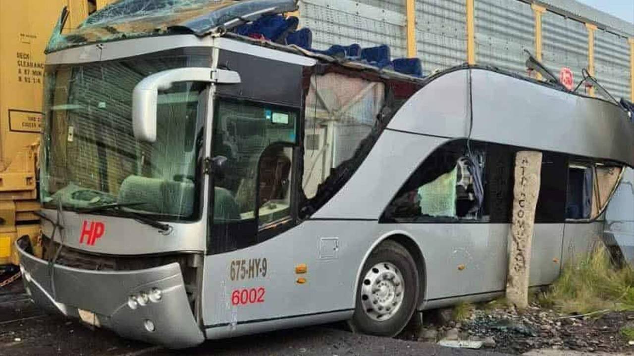 Meksika’da yolcu otobüsü trenle çarpıştı: 8 ölü, 45 yaralı