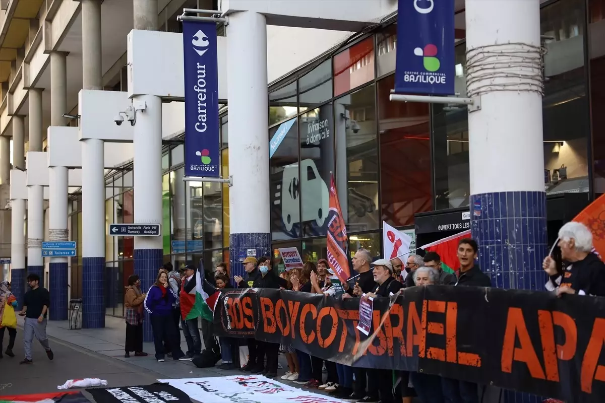 Paris’te Carrefour Protestosu