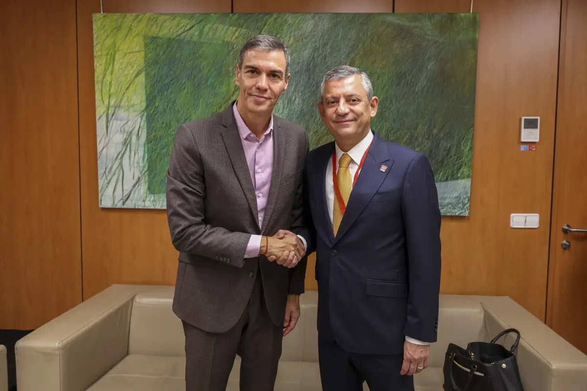 CHP Genel Başkanı Özgür Özel, İspanya Başbakanı Pedro Sanchez ile Görüştü
