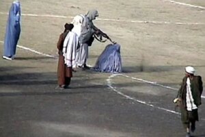 hamile esini ve bir adami olduren kisi stadyumda idam edildi ICxD9KMK.jpg
