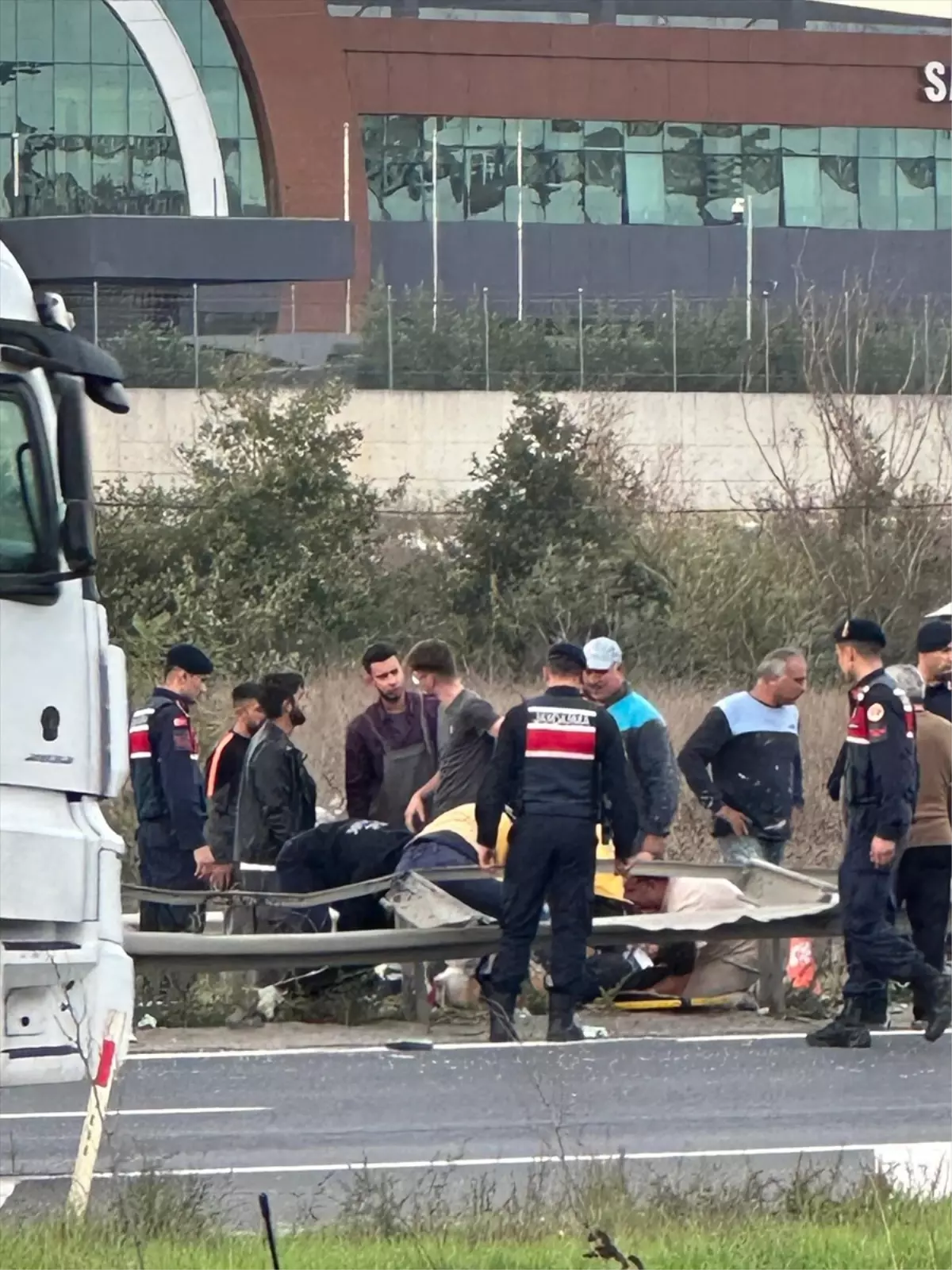 kamyonet bariyerlere carpti surucu agir yarali niPZzITN.jpg