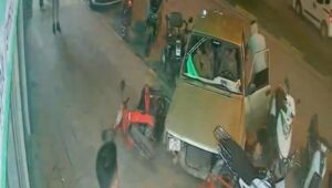 kaza yaptiklari araci birakip kactilar Bi3b7tlC.jpg