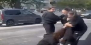 okul cikisi akran zorbaligi saclarindan tutup surukledi EUFydlSl.jpg