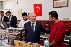 vali kosger cuma namazi sonrasi vatandaslarla bulustu 2ACO3U5f.jpg