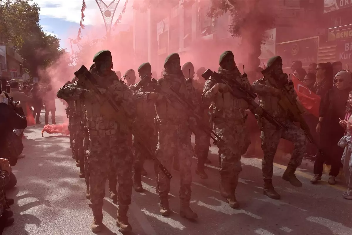 van ve cevre illerde cumhuriyetin 102 yili torenlerle kutlandi qwu73Ape.jpg