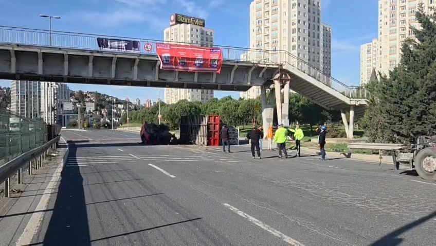 Avcılar’da TIR’ın üst geçide çarptığı kazada iki yaralı
