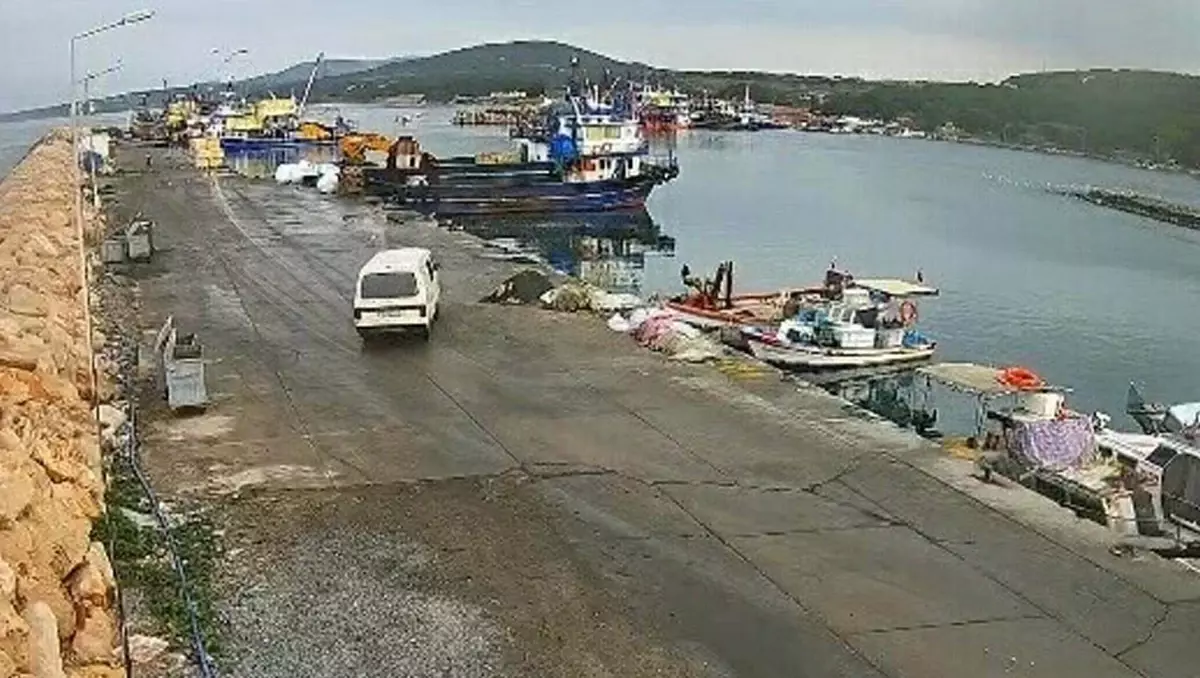 Didim’de Kamyonet Denizle Buluştu