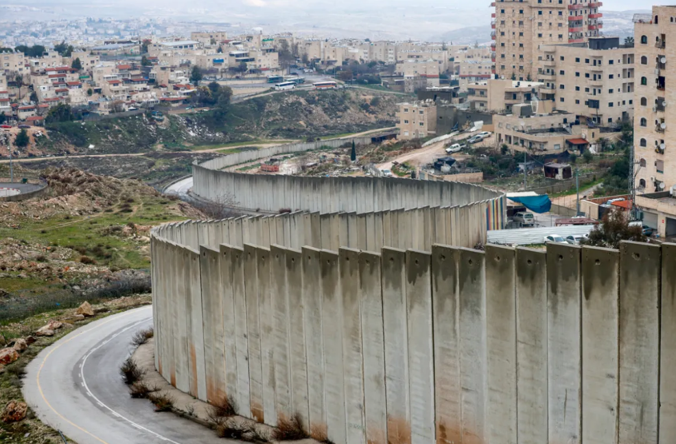 İsrail işgalinin sembolü Ayrım Duvarı’nı şiddetli yağmur vurdu