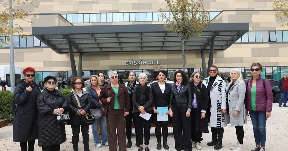 mudanyali kadinlar bursa sehir hastanesi onunden kadina siddete dur dedi uSCUlwKB.webp