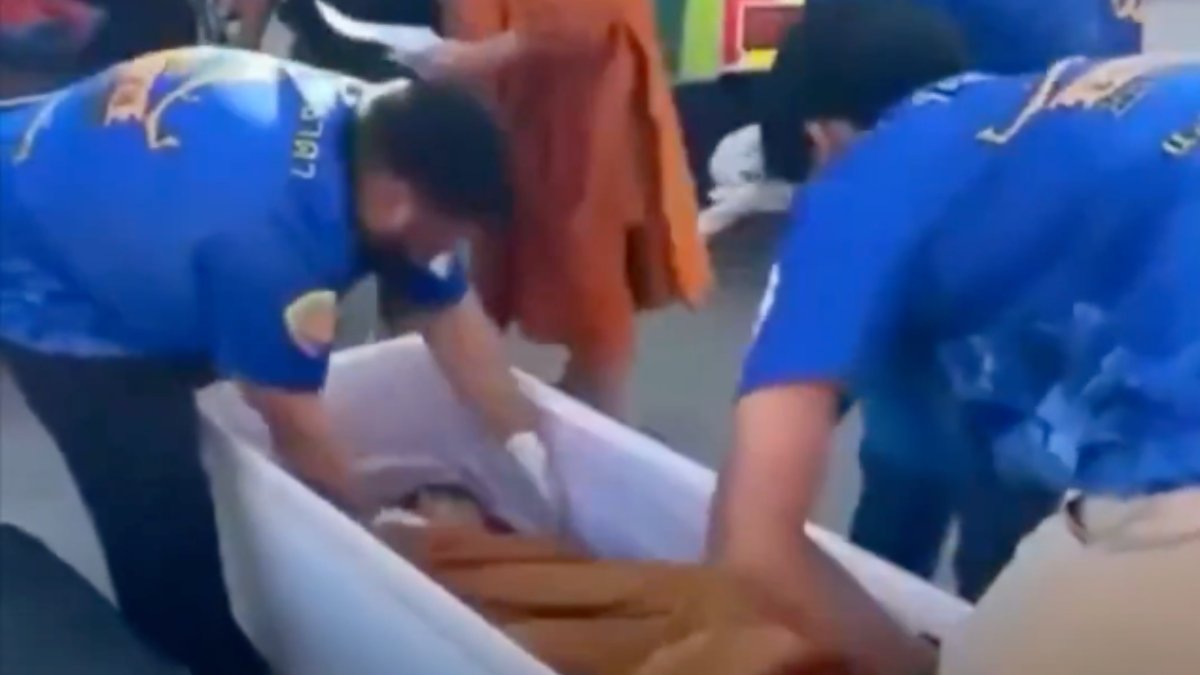 Tayland’da yakılmaya götürülen ‘ceset’ canlı çıktı