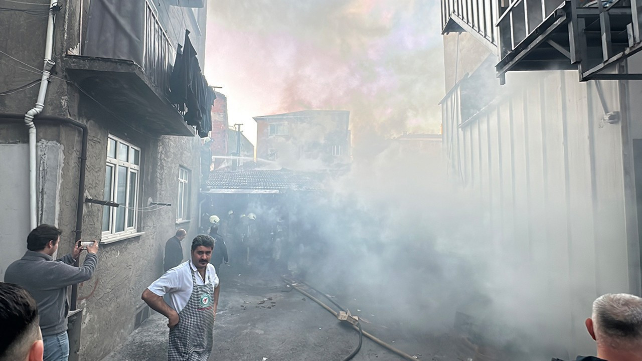 Ümraniye’de korkutan yangın: Bir işçi dumandan etkilendi