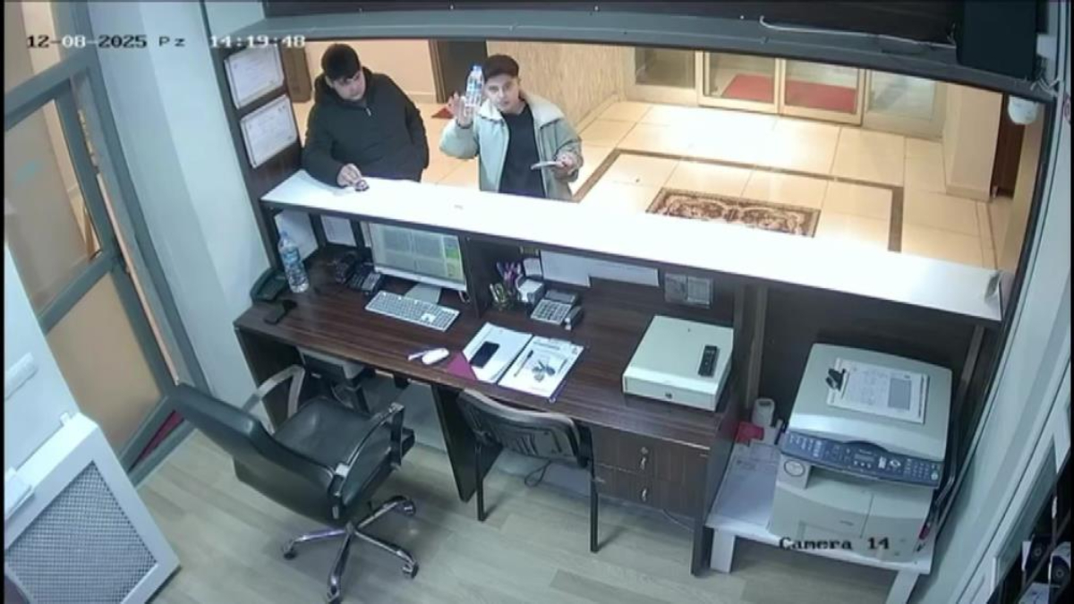 Amasya’da aldıkları suyu kameraya gösterip parasını bırakan öğrenciler