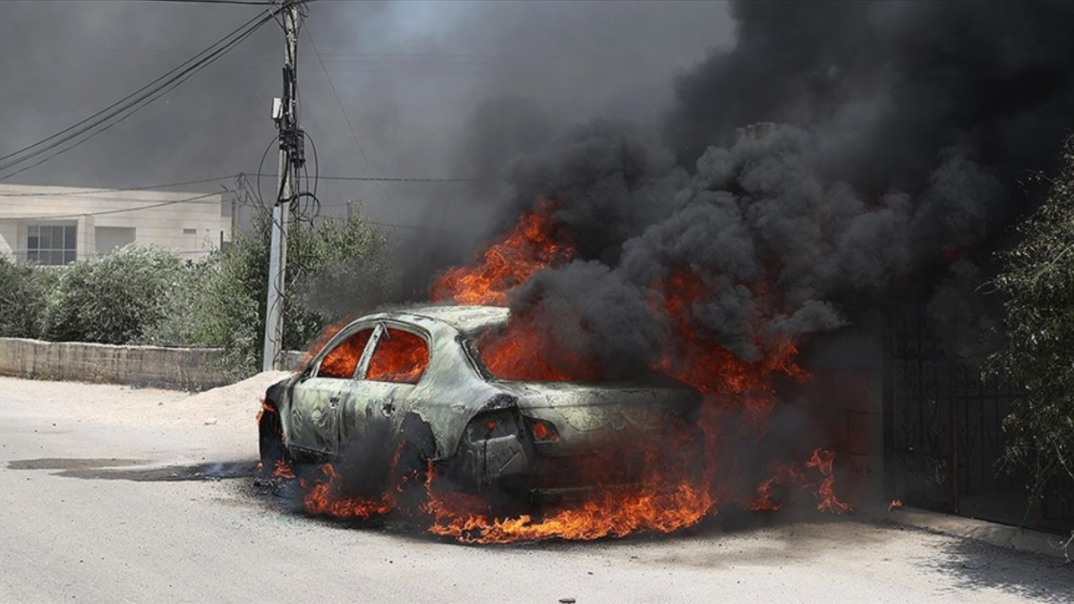 Batı Şeria’da toprakları gasbeden İsrailliler, araçları ateşe verdi