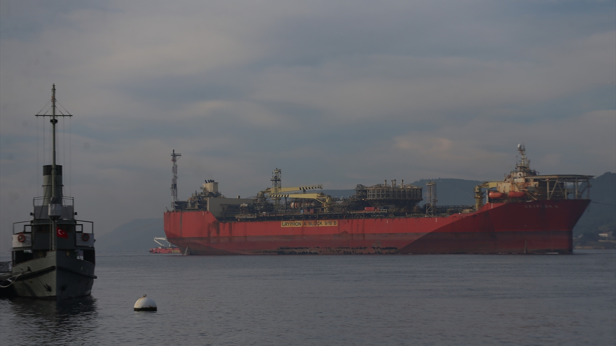 Dev doğalgaz tankeri Çanakkale’den geçerken trafik durduruldu