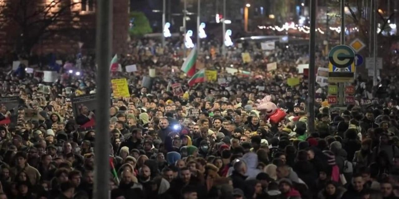 Komşuda vergi isyanı! Halk ayaklandı hükümet geri adım attı