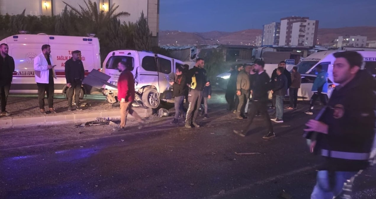 Kontrolden çıkan vinç 6 araca çarptı: 7 yaralı