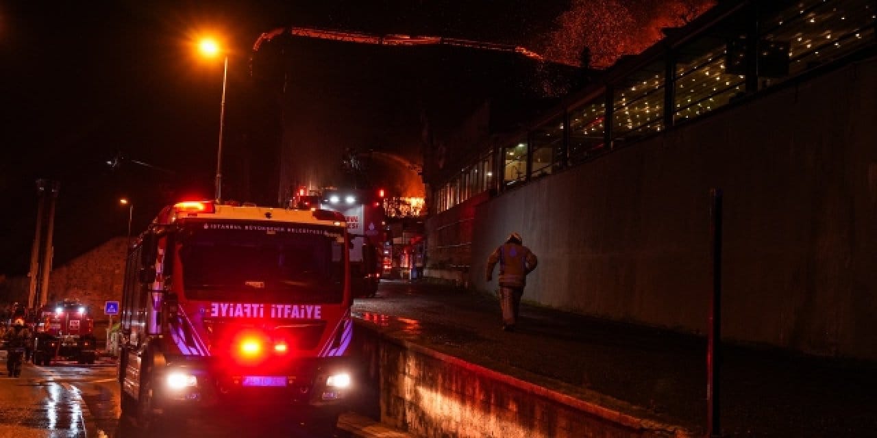 Üsküdar’da ahşap köşk alev alev yandı