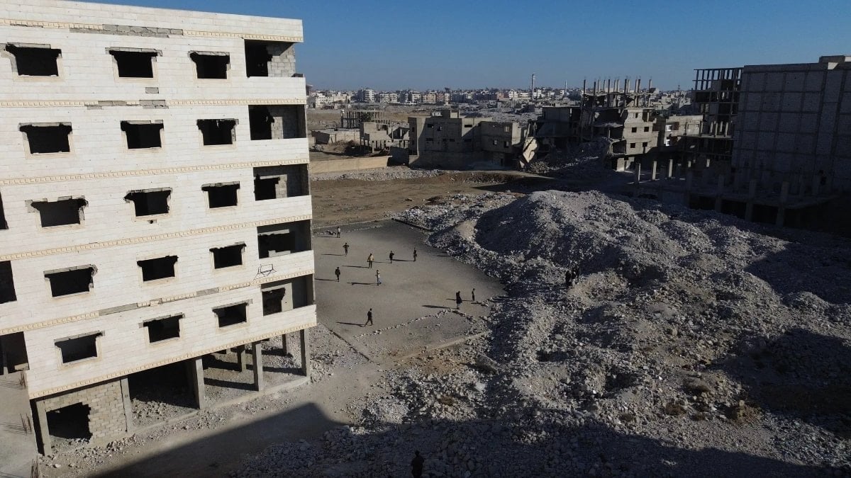 Şam’ın yıkıntıları içinde futbol oynayan Suriyeli çocuklar viral oldu