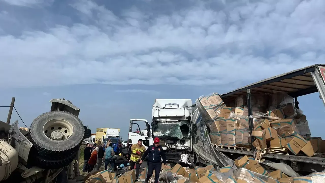 Manisa’da zincirleme trafik kazası: 1’i çocuk 4 kişi yaralandı