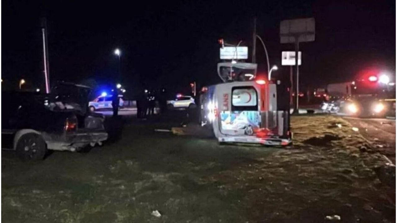 Ambulans kaza yaptı; 5 yaralı