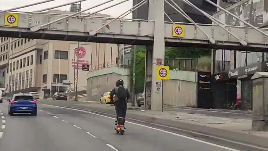E-5 Karayolu’nda Skandal: Yoğun Trafikte Scooter İle Tehlikeli Yolculuk!